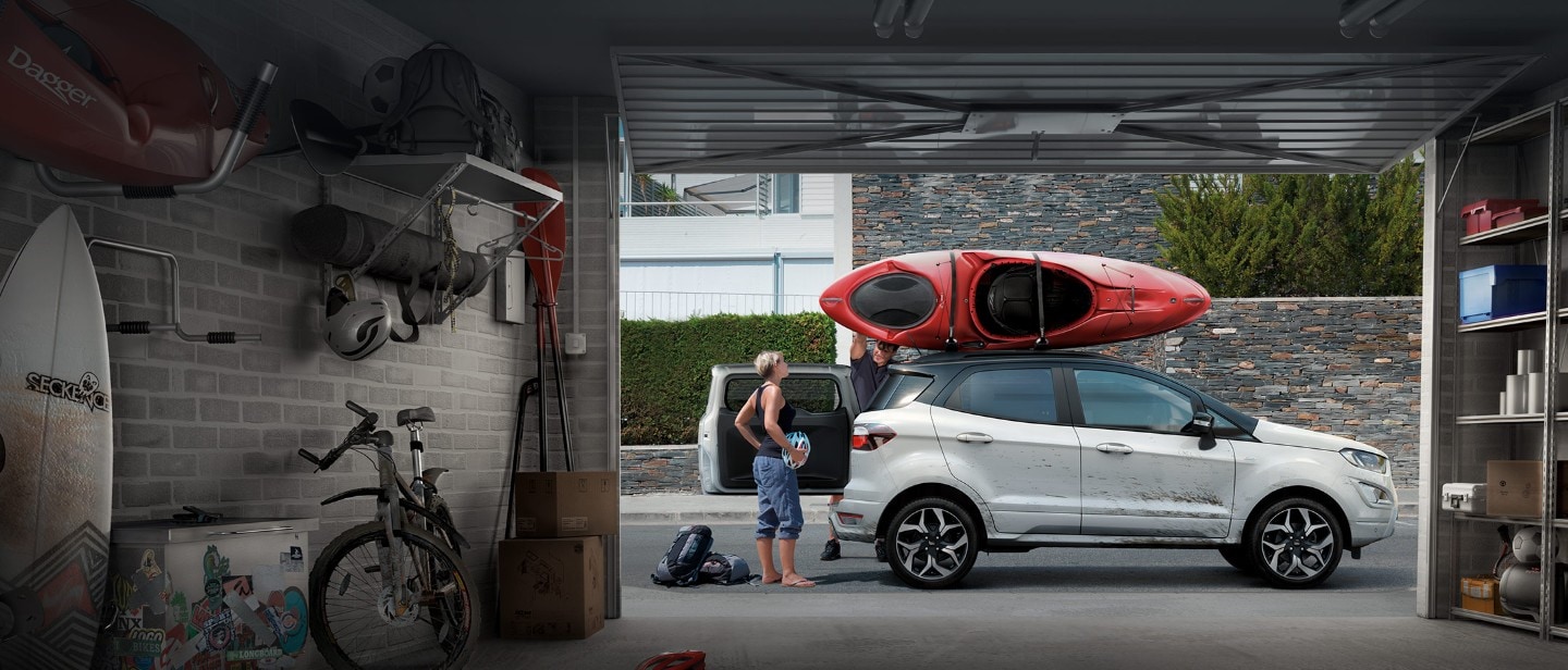 Ford EcoSport parcheggiata con un kayak sul tetto