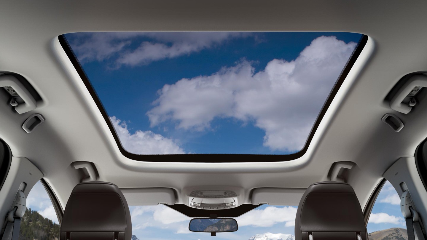 Tettuccio apribile di Ford S-MAX con vista su soffici nuvole nel cielo