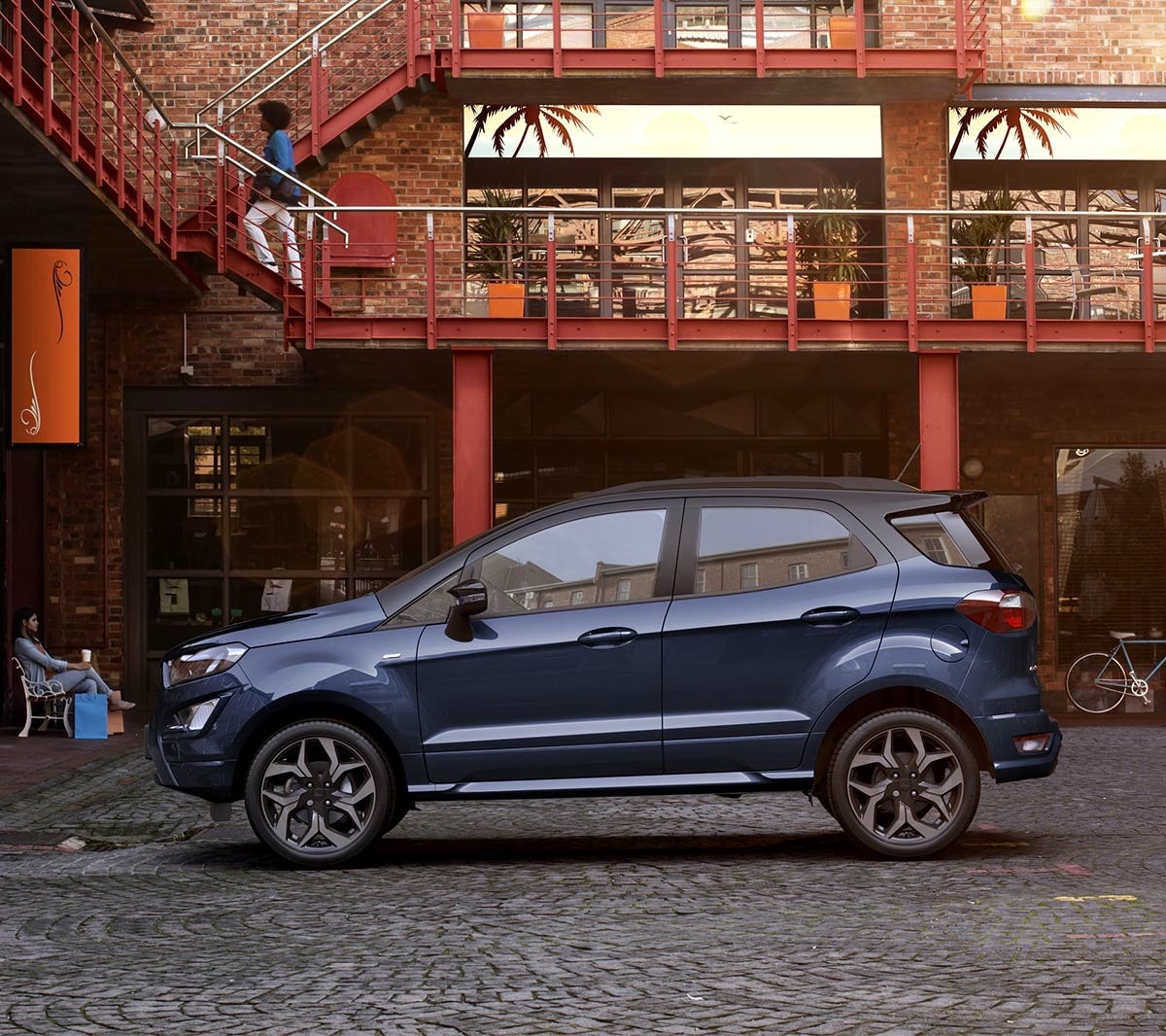 Ford EcoSport blu parcheggiata