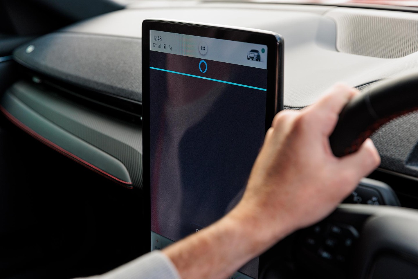 L'interfaccia integrata di Amazon Alexa sullo schermo SYNC 4 della Mustang Mach-E.
