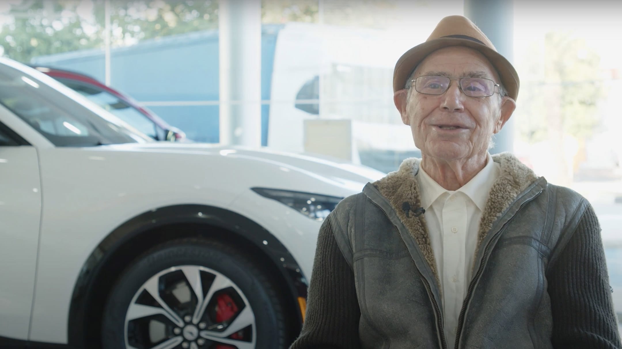 Un “rampante” 87enne, ha deciso di dire addio alle auto a benzina ed è passato al SUV Ford All-electric Mustang Mach-E