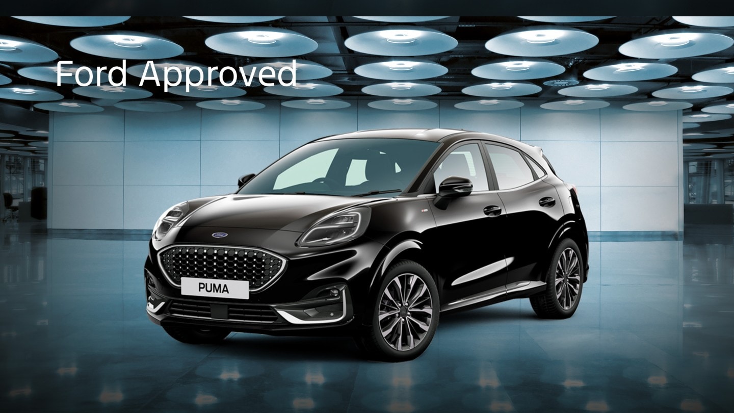 Usato Ford Approved con Ford Puma nera in primo piano.