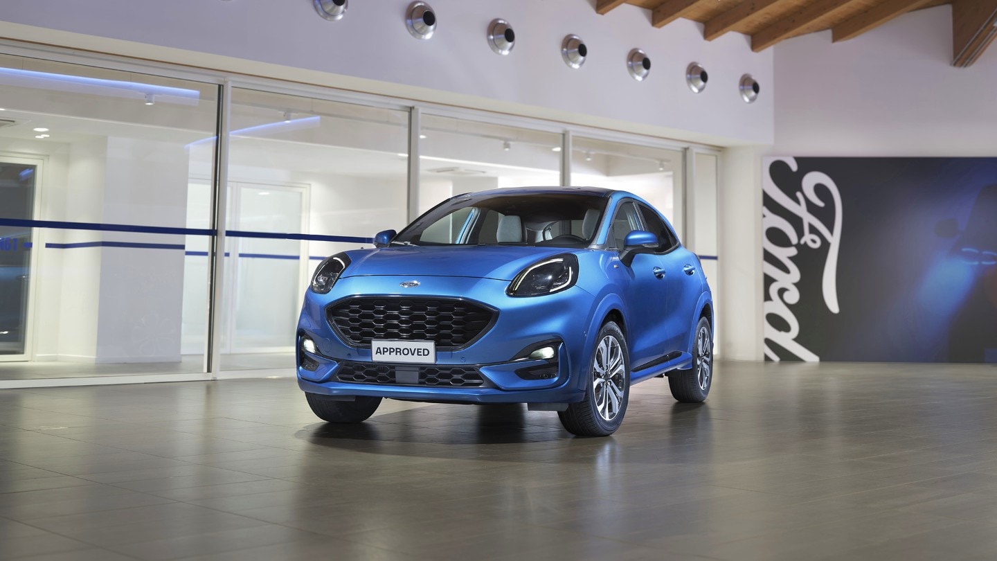 Puma parcheggiata con logo Ford in secondo piano.