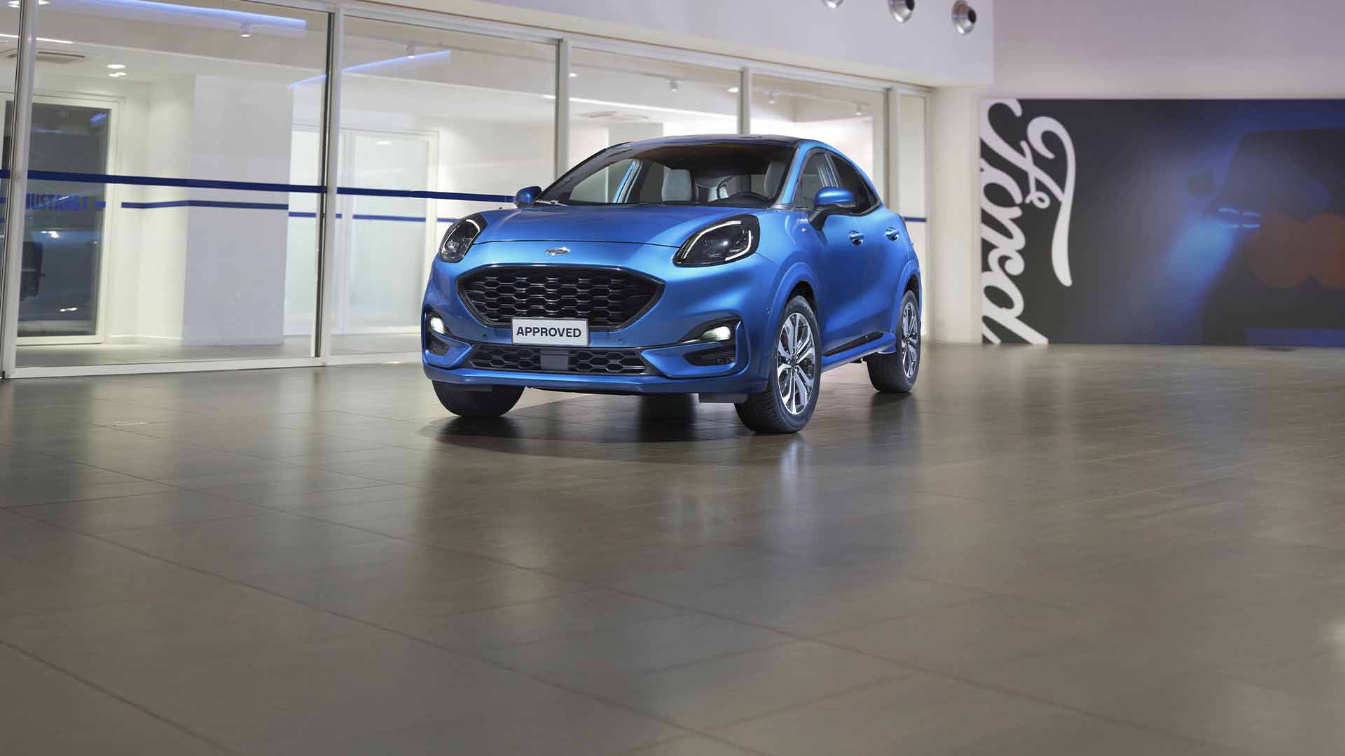 Puma parcheggiata con scritta Ford in secondo piano