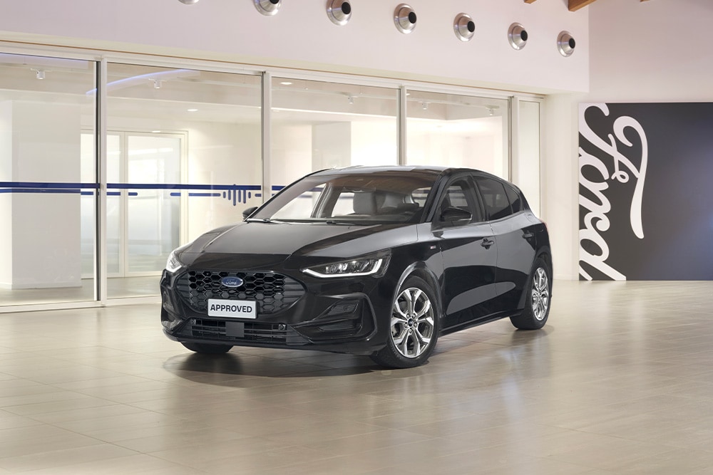 Focus parcheggiata con scritta Ford in secondo piano