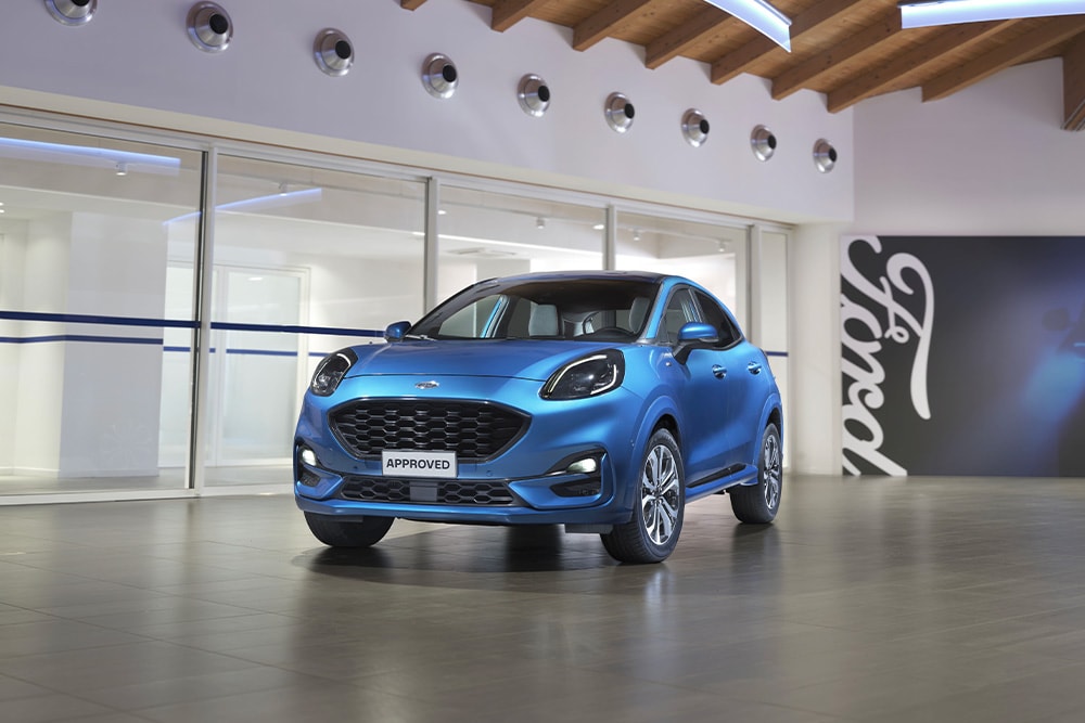 Puma parcheggiata con scritta Ford in secondo piano