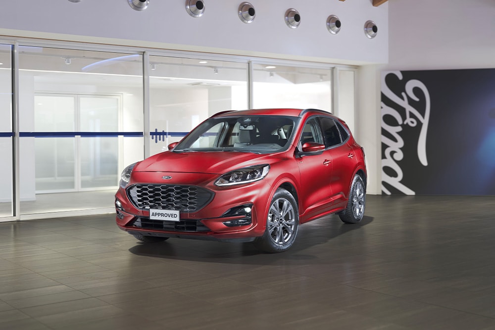Kuga parcheggiata con scritta Ford in secondo piano