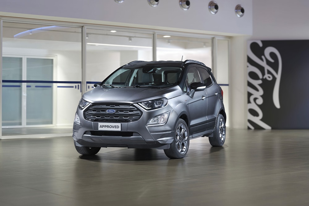 EcoSport parcheggiata con scritta Ford in secondo piano