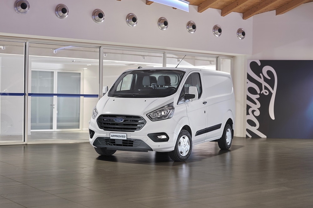 Puma parcheggiata con scritta Ford in secondo piano