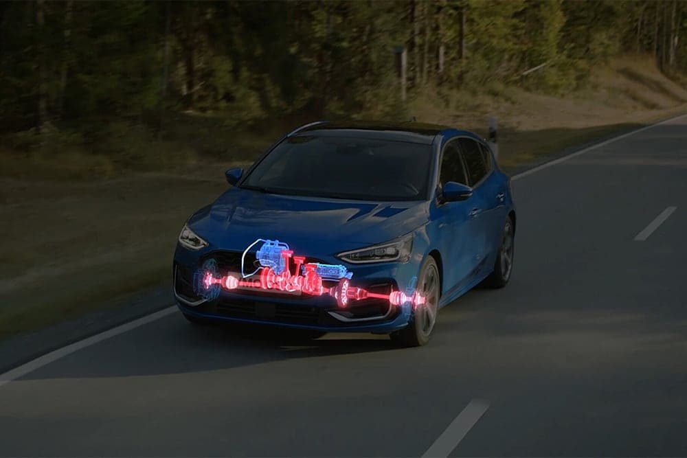 Focus in movimento con immagine motore EcoBoost Hybrid.