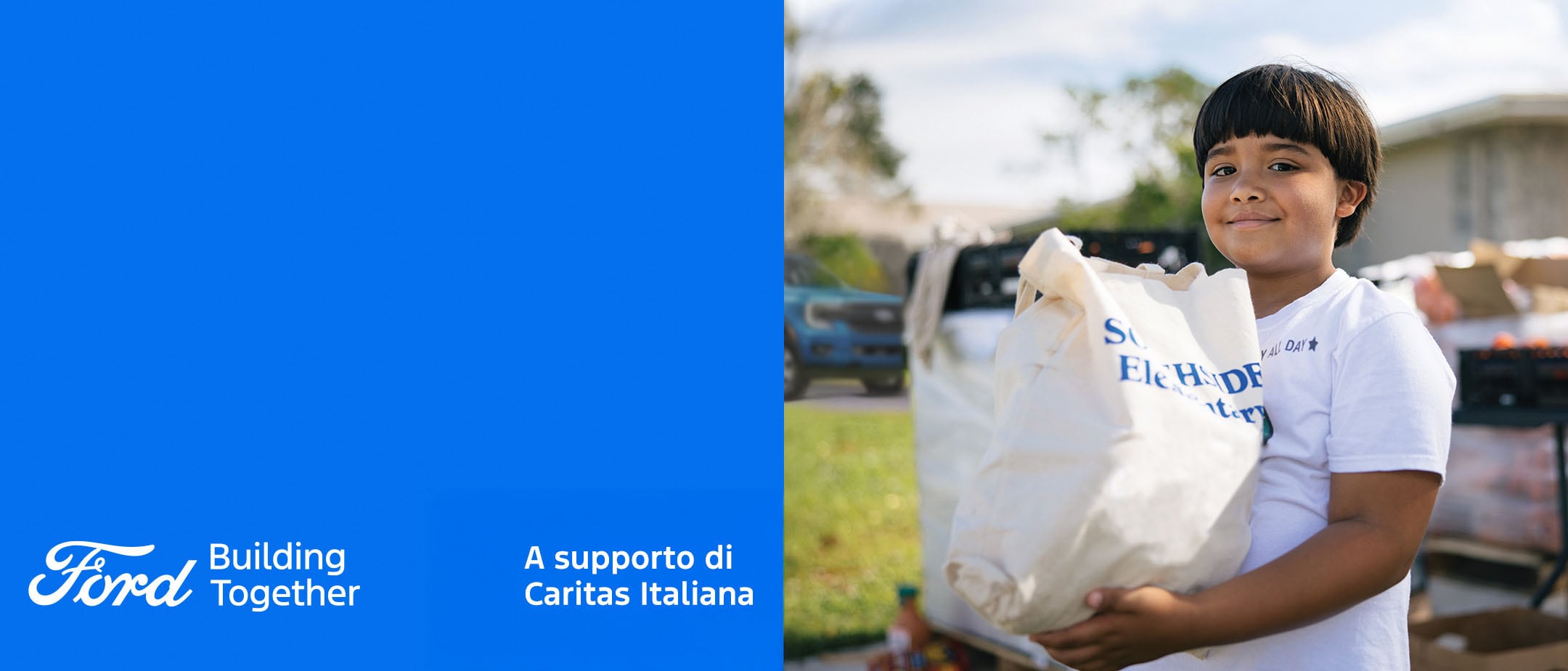 Ford e Caritas italiana mettiamo in moto la generosità. Immagine di un bambino che tiene in mano una busta.