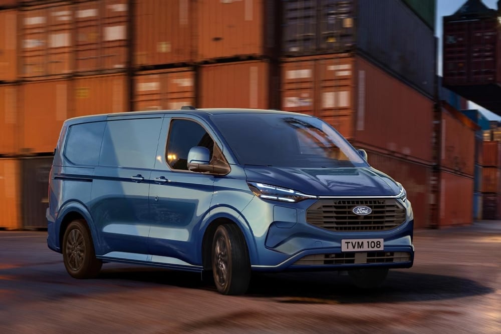 Furgone Ford Transit Custom blu parcheggiato in un'area di carico.