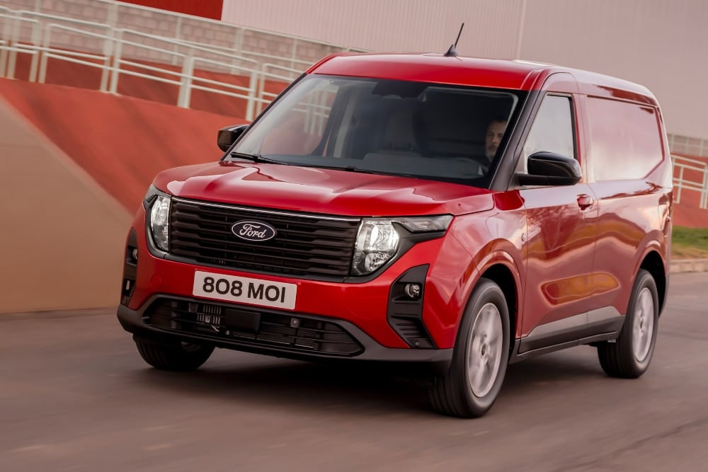 Furgone Ford Transit Courier rosso in curva su una rampa.