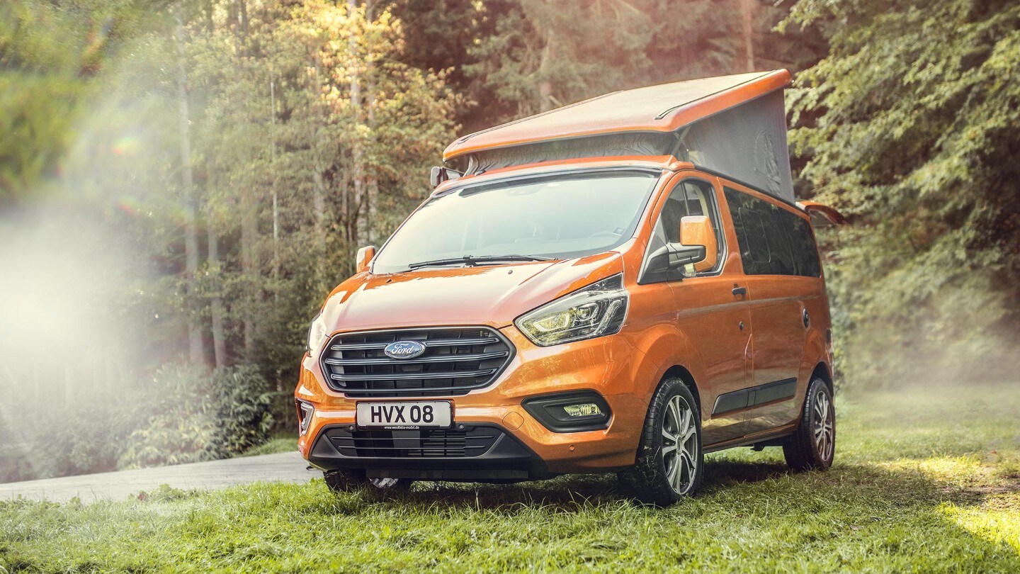 Ford Nugget arancione nel bosco