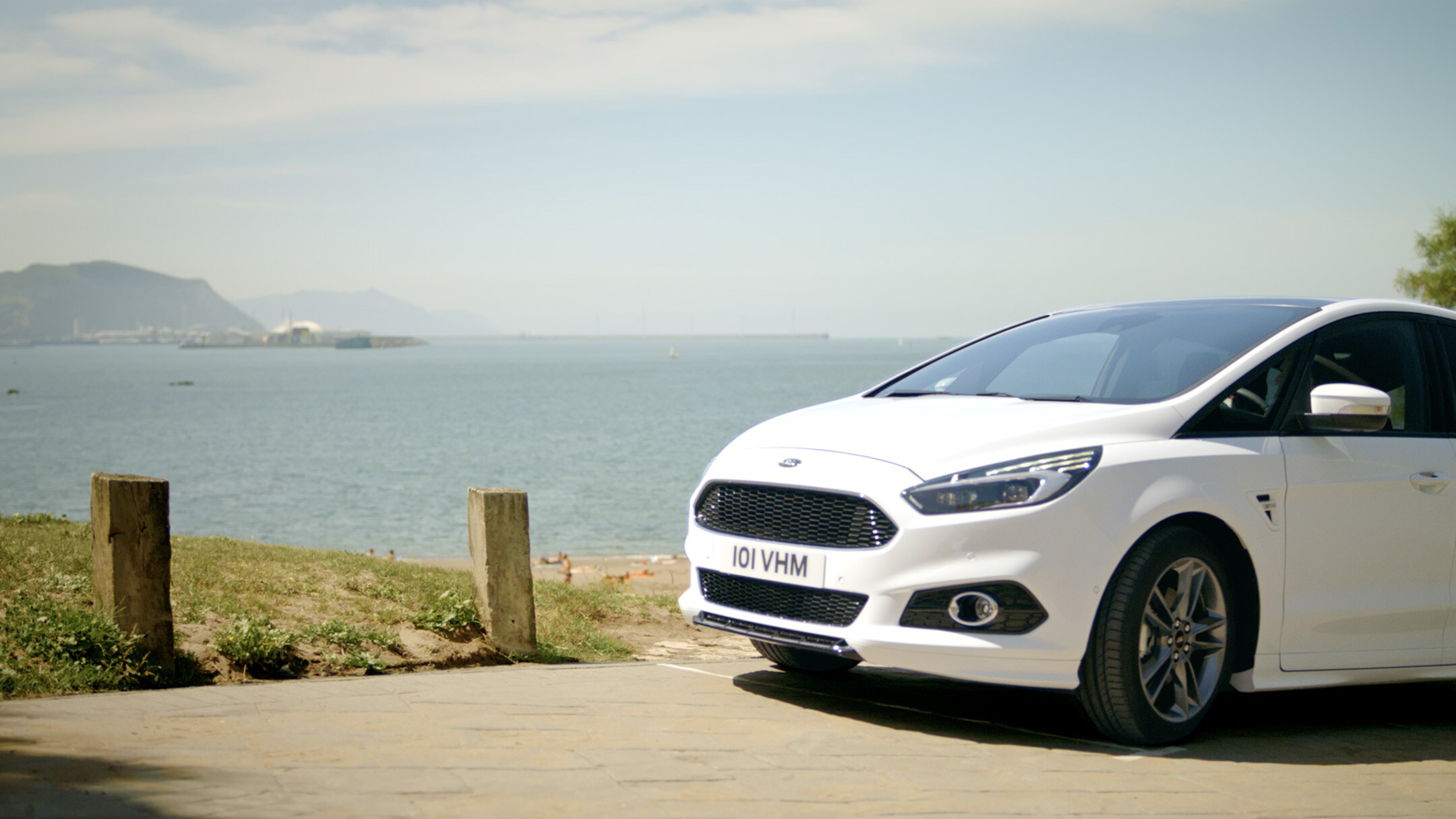 Ford S-MAX bianca che viaggia in salita