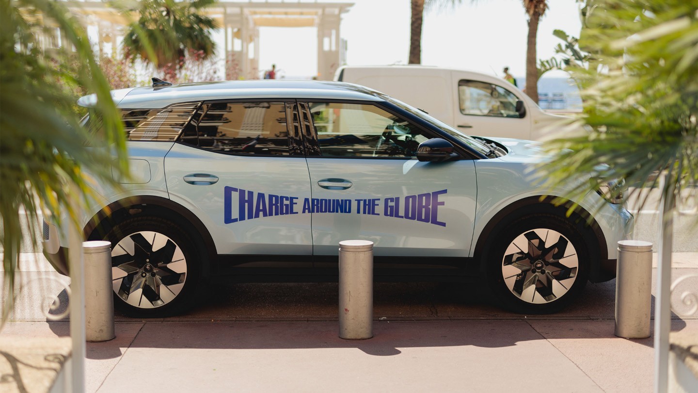 Ford Explorer 100% elettrico parcheggiato Charge Around The Globe