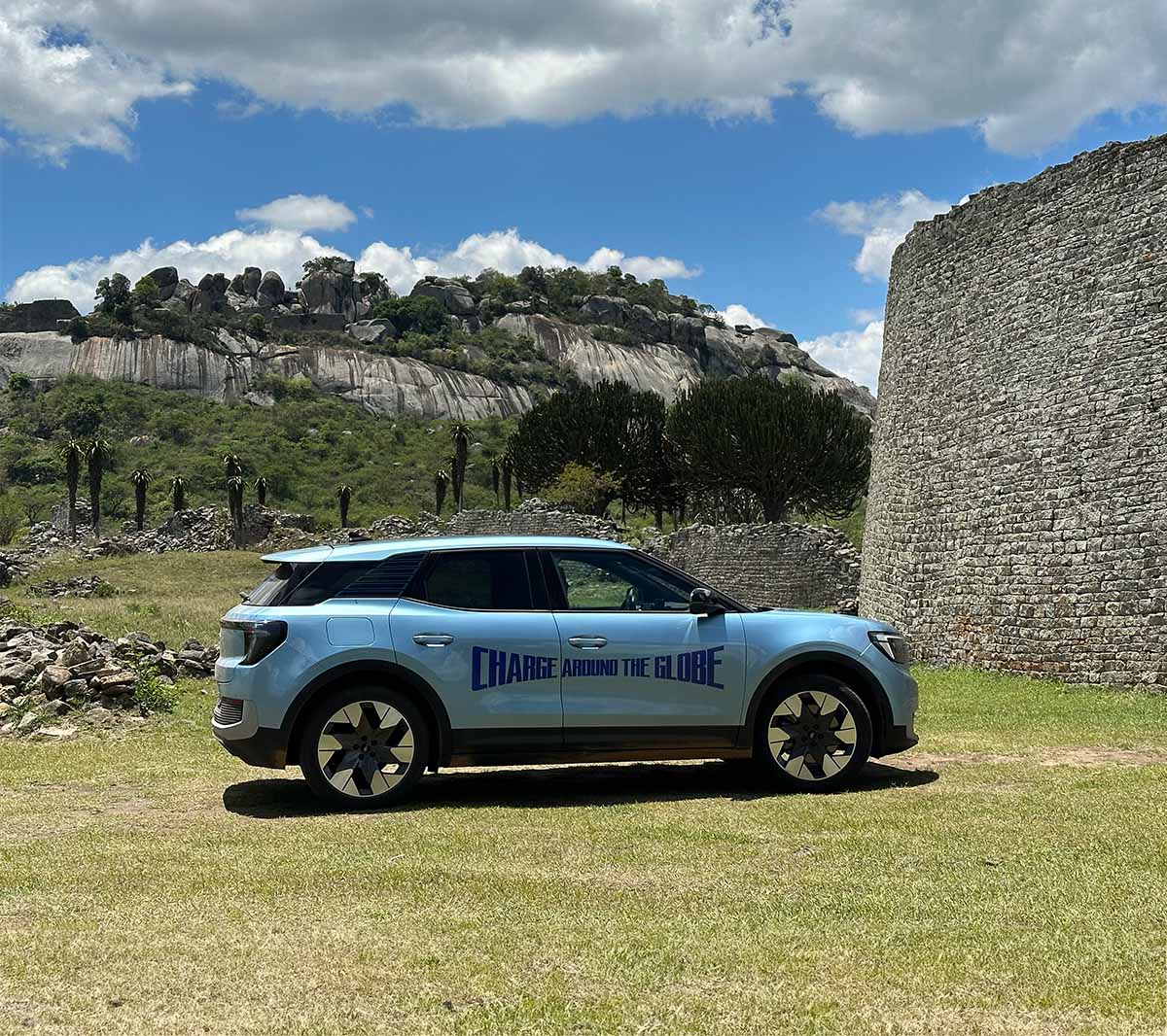 Ford Explorer 100% elettrico parcheggiato Charge Around The Globe