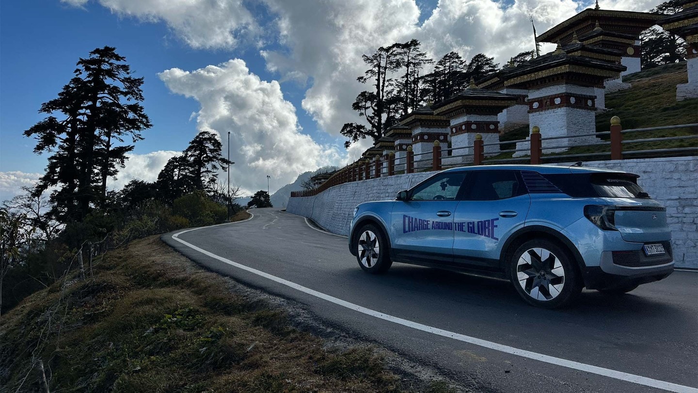 Il corso di formazione avanzata per conducenti Ford torna utile mentre Lexie manovra abilmente su ripidi pendii di montagna.
