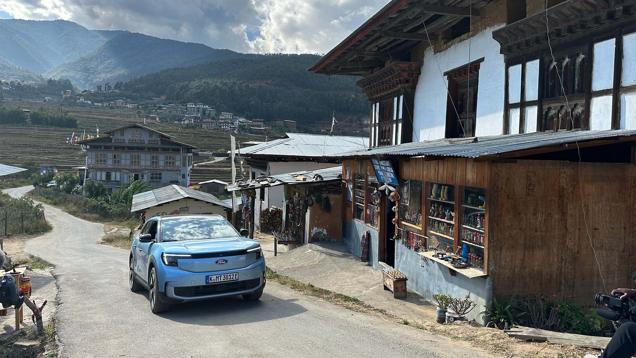 Ford Explorer 100% elettrico e sullo sfondo il paesaggio magico del Bhutan.