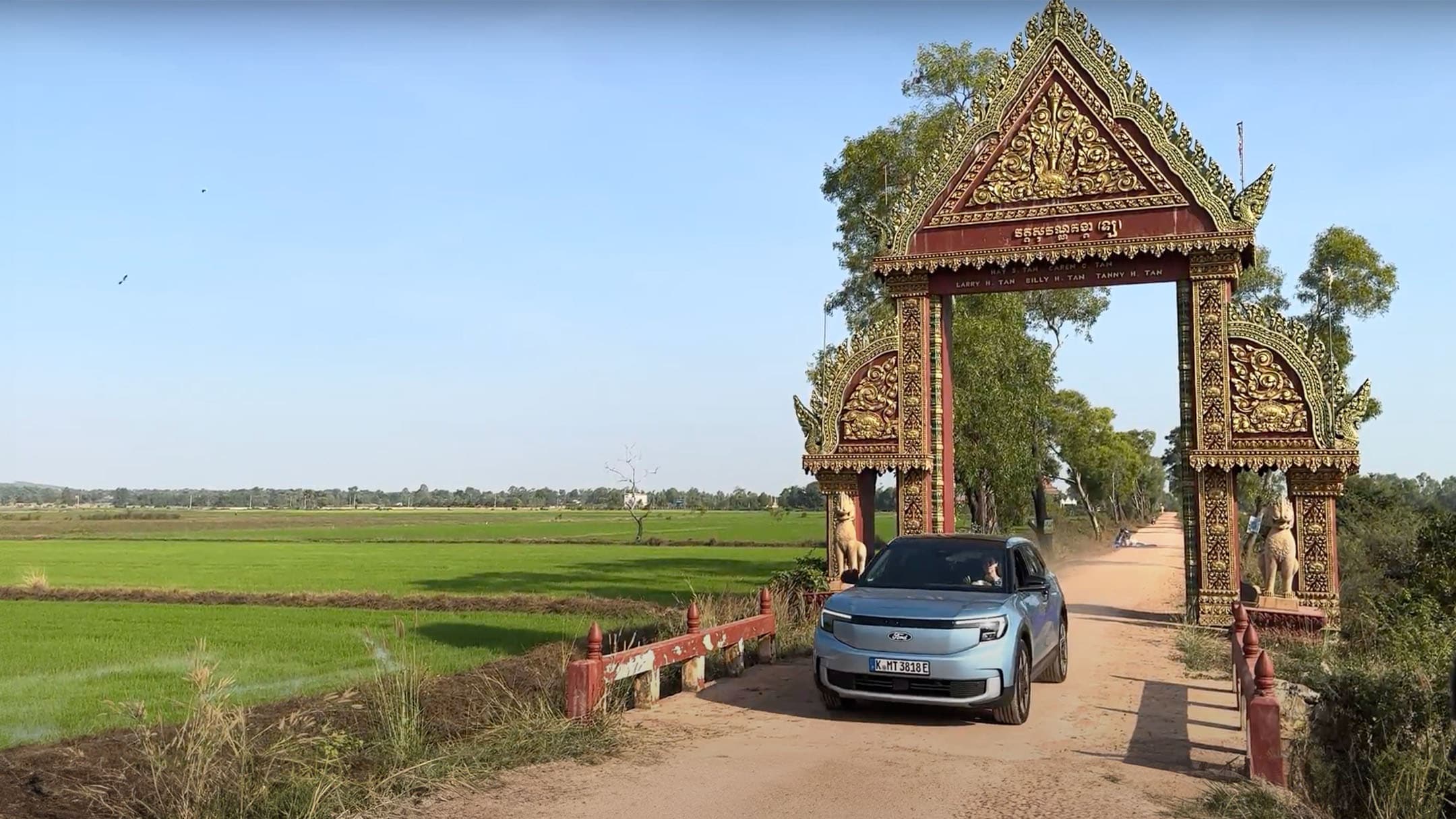 Ford Explorer attraversa un cancello in Cambogia
