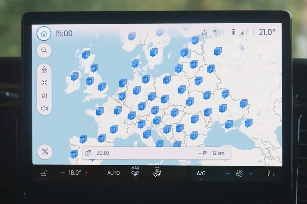 Lo schermo digitale di un veicolo Ford mostra una mappa delle stazioni di ricarica BlueOval EV in tutta Europa.