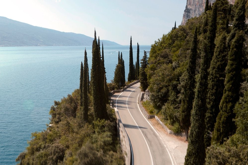 Una vista aerea di una strada costiera e di un’immensa distesa d’acqua.
