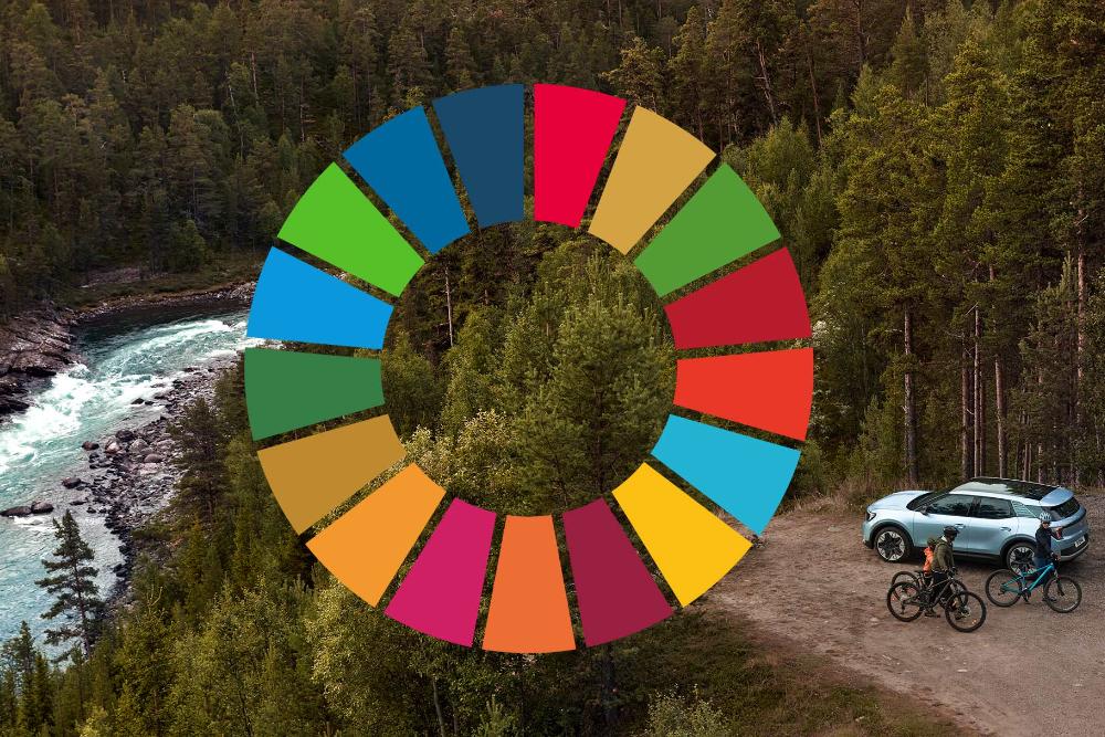 Una Ford Explorer parcheggiata in uno splendido scenario naturale, con il logo degli Obiettivi di Sviluppo Sostenibile delle Nazioni Unite sovrapposto.