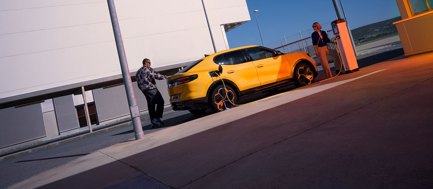Ford Capri in carica in un parcheggio.