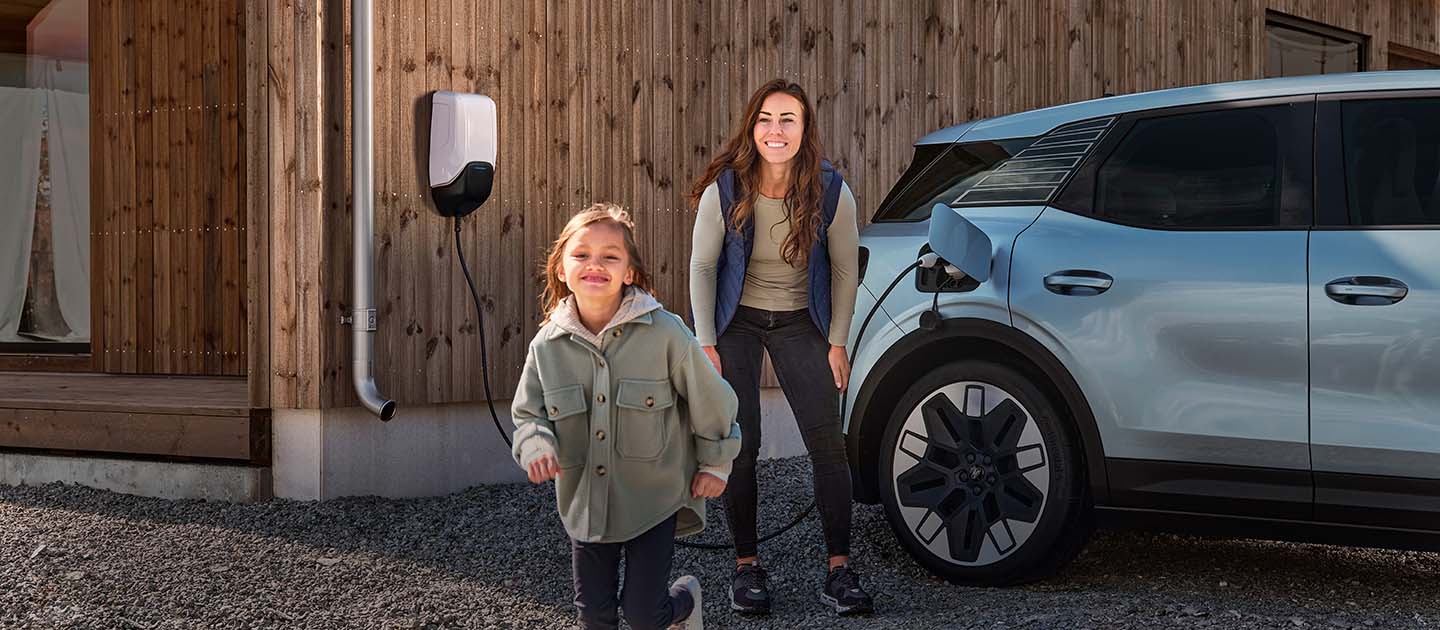 Ford Explorer in carica con due persone in primo piano.