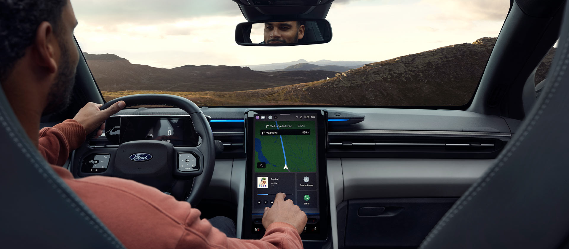 Gli interni di Ford EV mostrano strumenti di navigazione avanzati per ottimizzare l'autonomia dei veicoli elettrici e pianificare i viaggi.