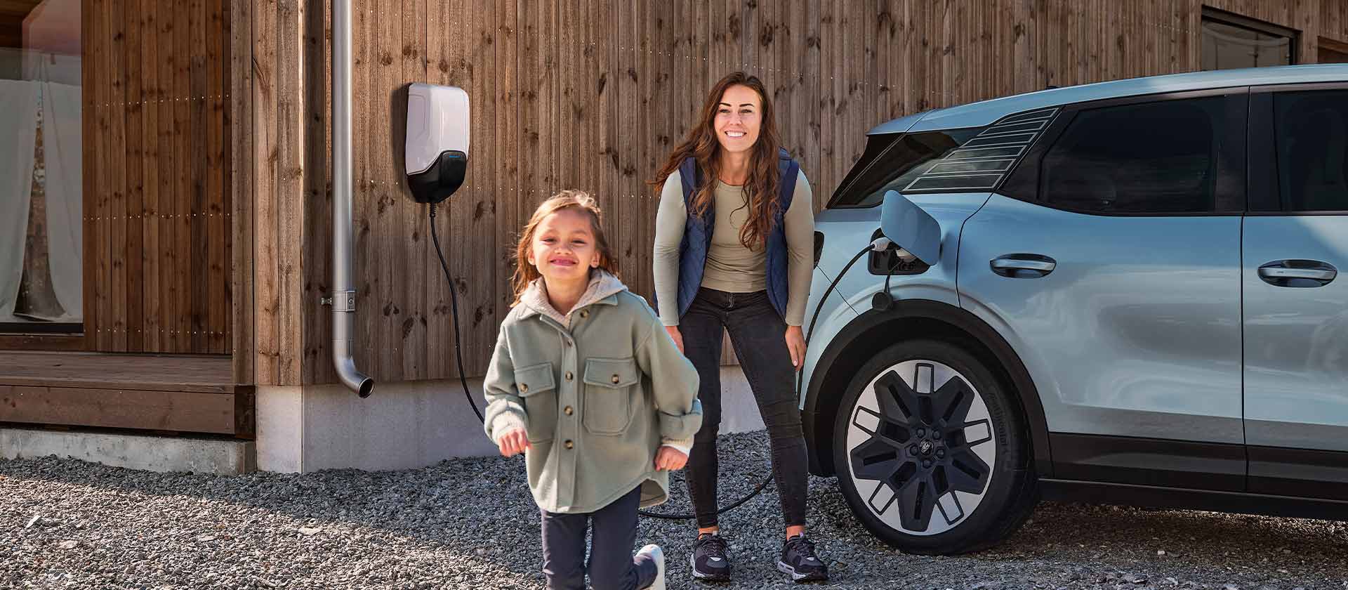 Una famiglia si diverte a ricaricare il suo Ford Explorer elettrico a casa.