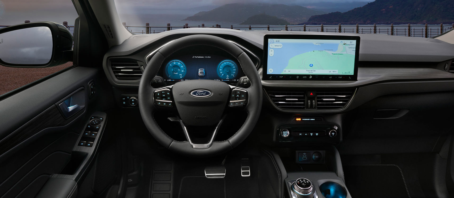 Interno di un'auto ibrida Ford Ibrida e schermo di navigazione di bordo.