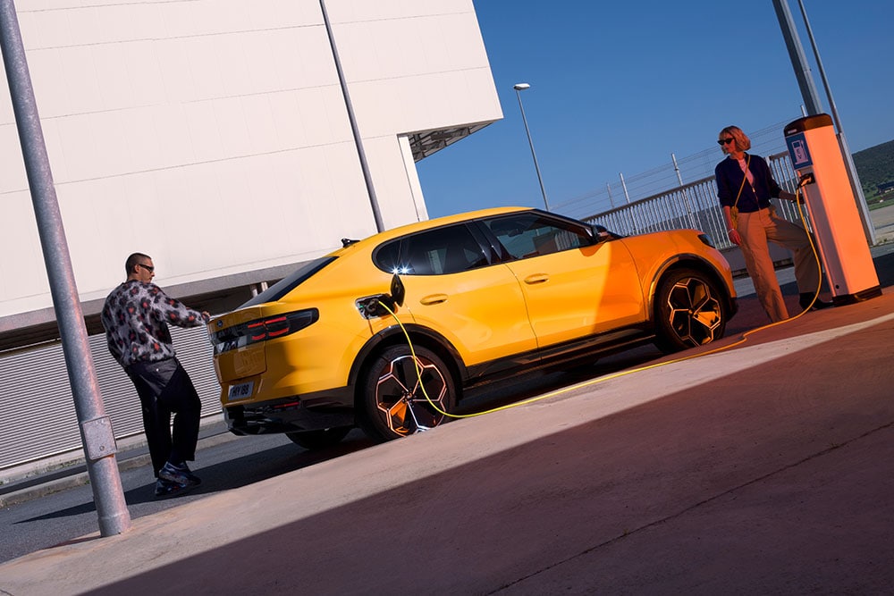 Ford Capri in carica in un parcheggio.