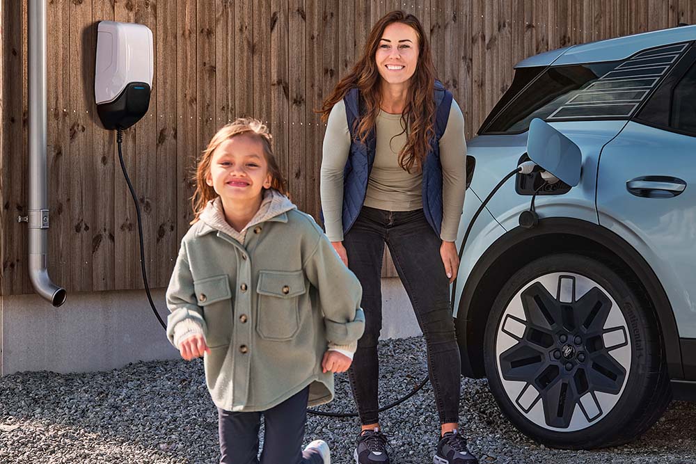 Una famiglia si diverte a ricaricare il suo Ford Explorer elettrico a casa.