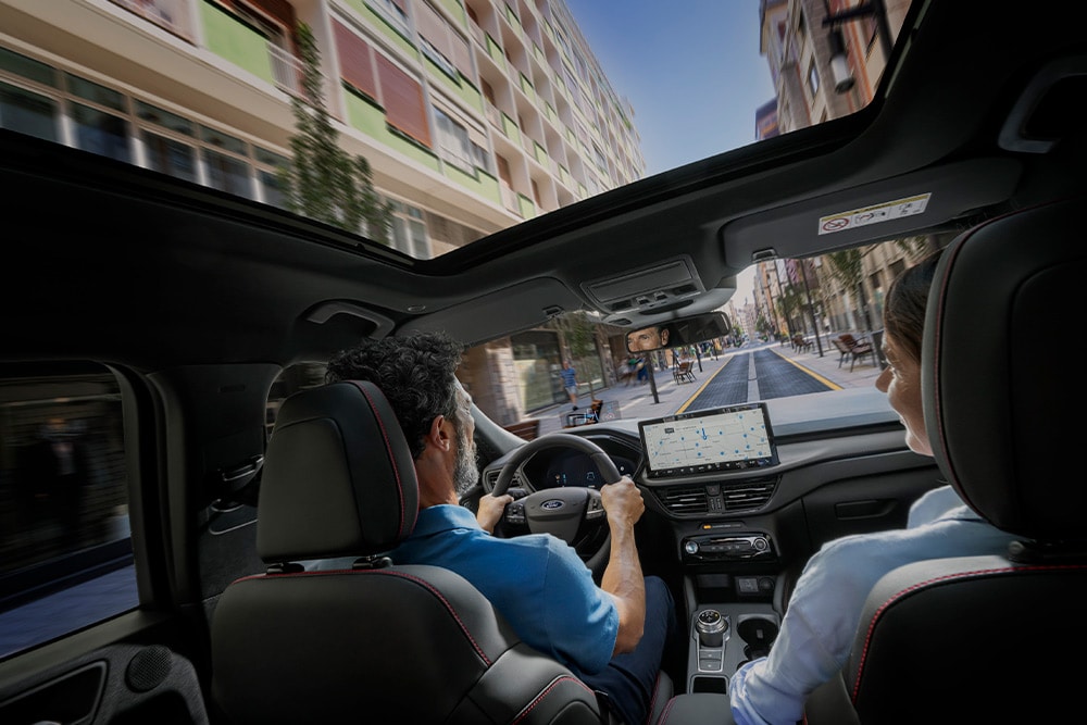 Vista interna di un'auto Plug-In Hybrid Ford con navigazione di bordo.