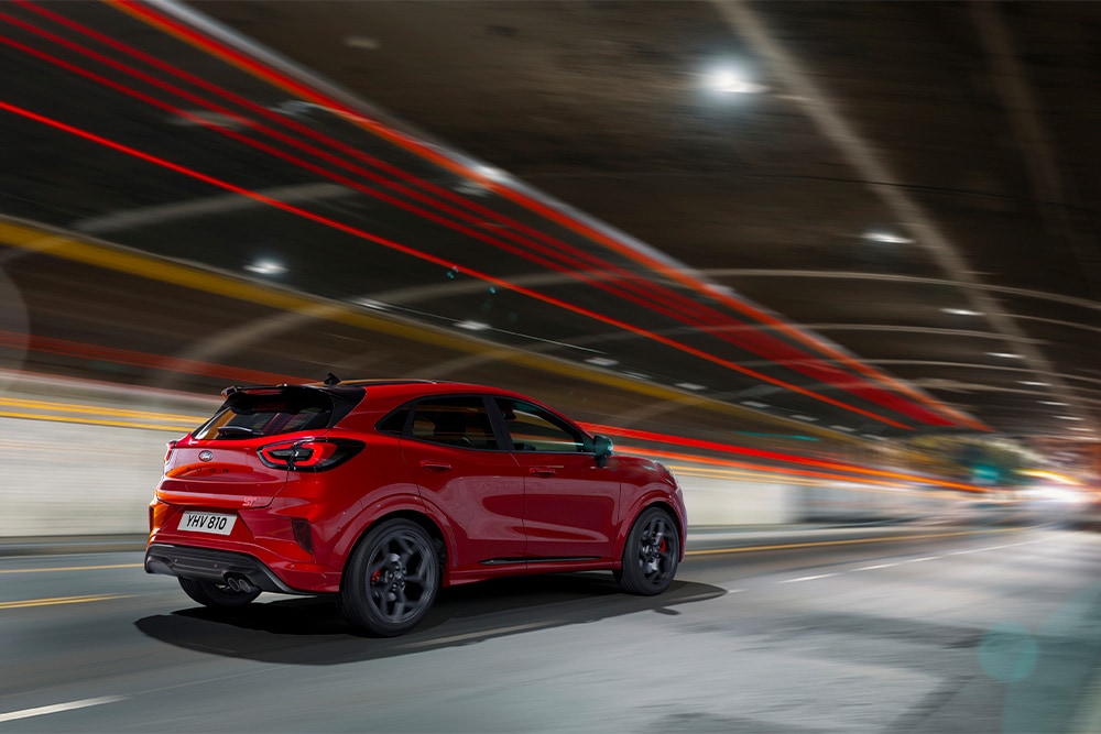 Una Ford Focus mild hybrid rossa che attraversa un tunnel.