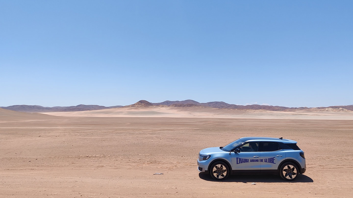 Il Ford Explorer elettrico che attraversa il deserto durante la sfida Charge Around the Globe.