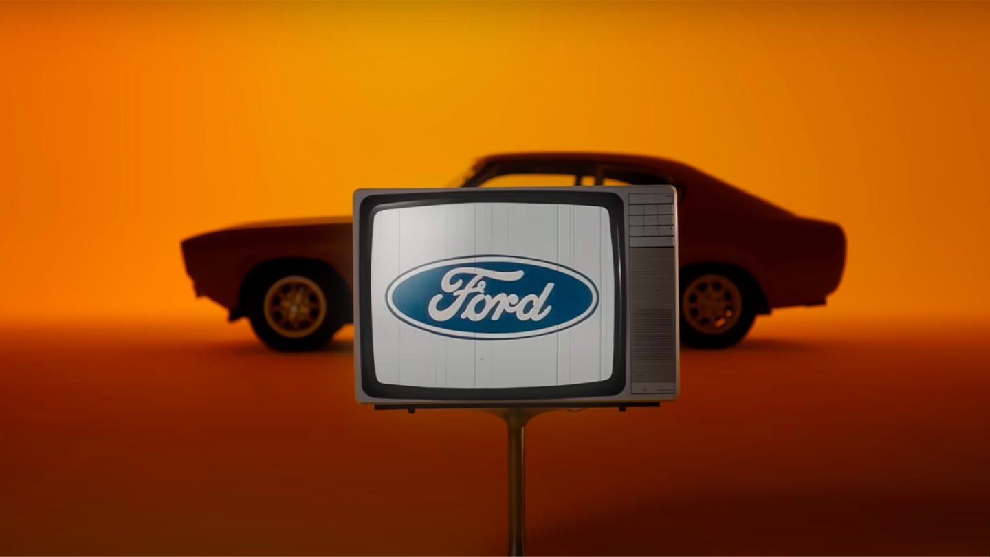 Un'anteprima della Ford Capri classica e della sua trasformazione nella nuova Ford Capri elettrica.