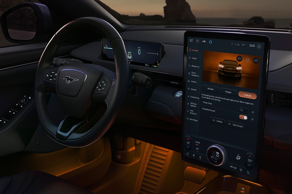 Vista interna della dashboard e del volante di un veicolo elettricoFord.