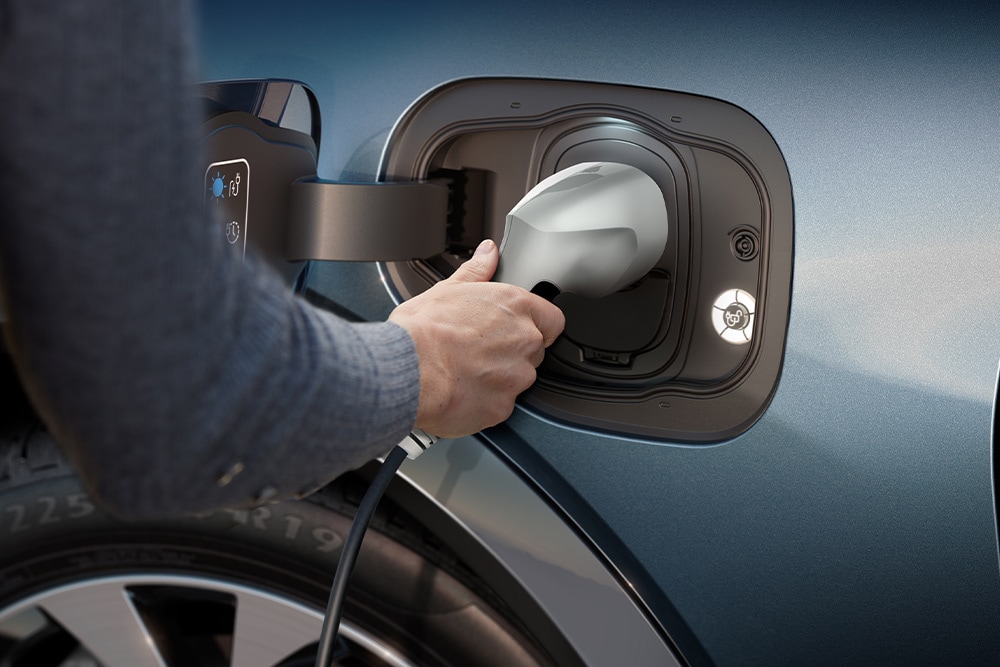 Un primo piano di una persona che carica un veicolo elettrico Ford.