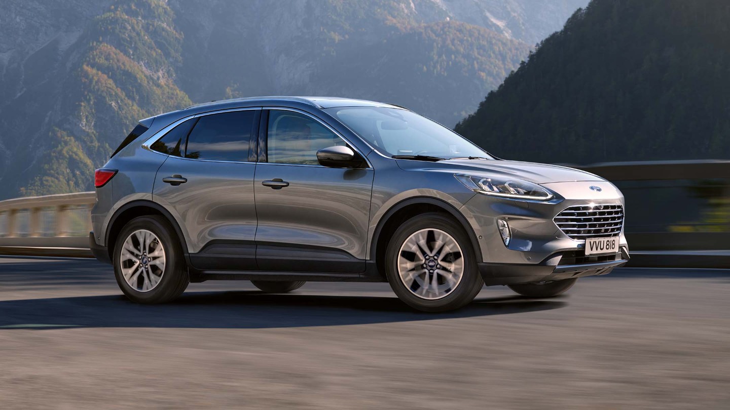 Ford Kuga blu argento in viaggio in mezzo alla natura Silver Blue Ford Kuga driving in the nature