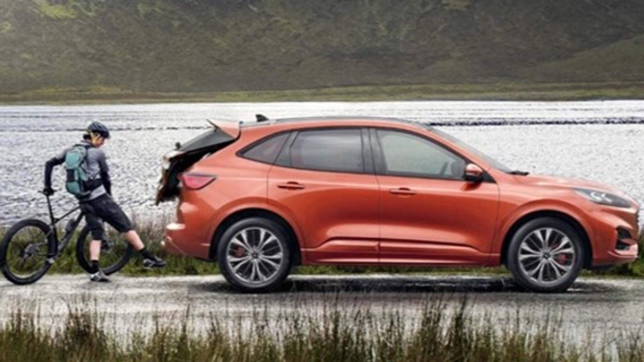 Donna che apre il bagagliaio dell'auto