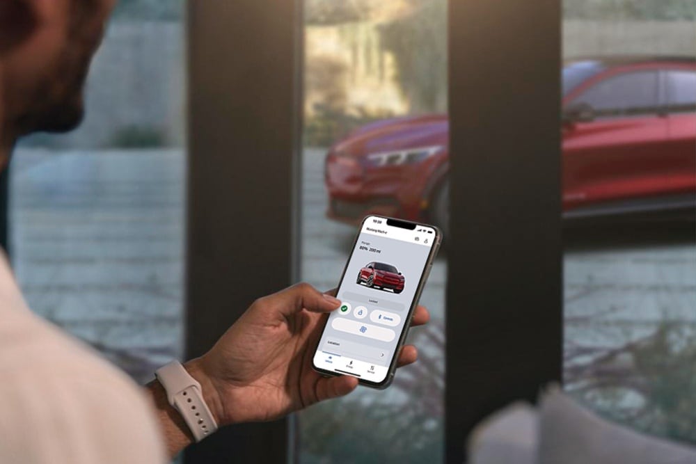 Uomo che si avvicina all'auto gialla