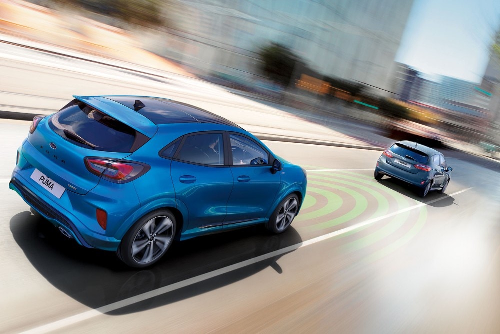 Ford Puma blu con controllo adattivo della velocità di crociera