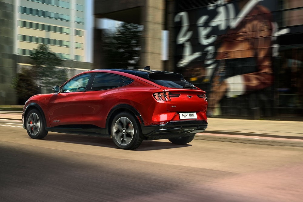 Ford Mustang Mach-E su strada