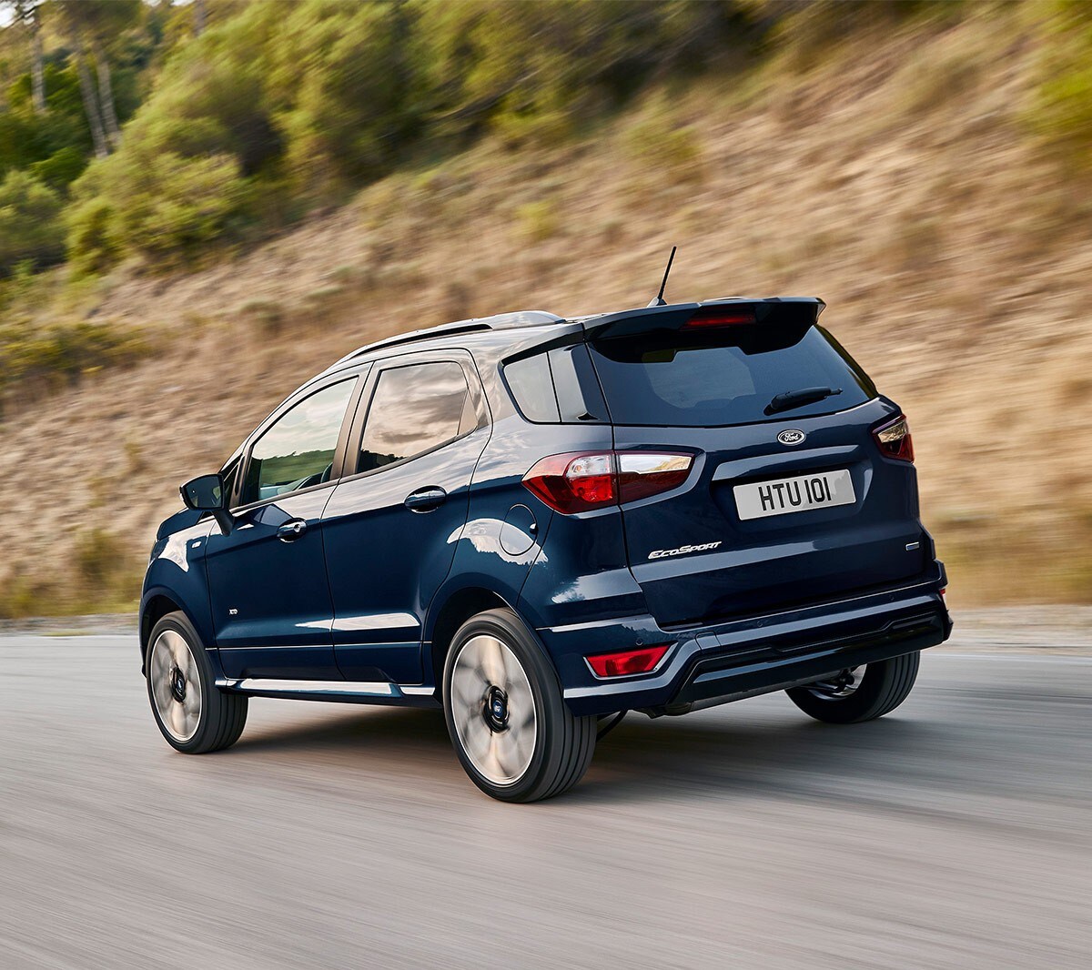 Ford EcoSport blu su strada