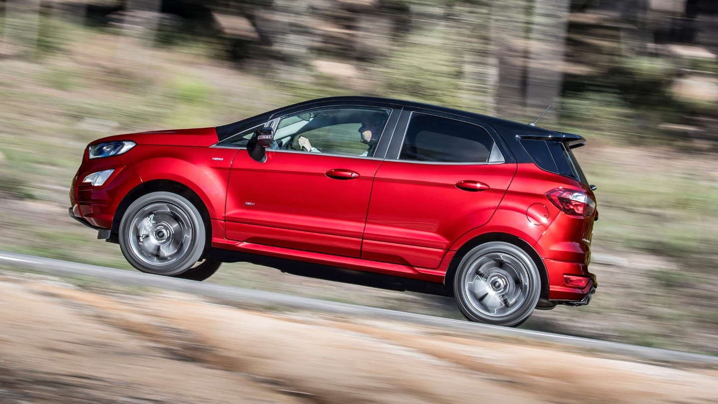 Ford EcoSport rossa che viaggia in salita