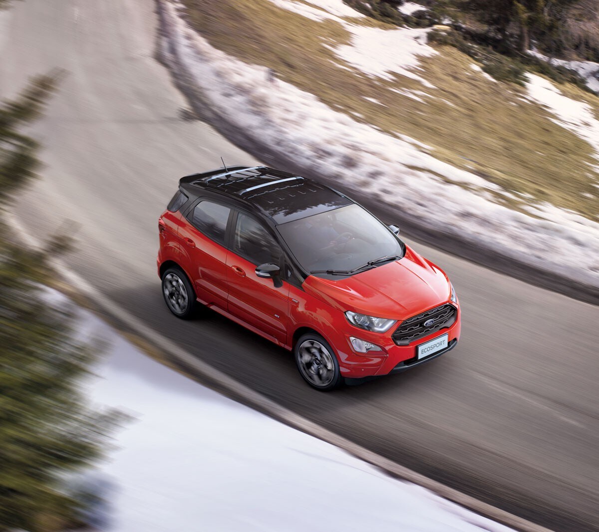 Ford EcoSport rossa su strada