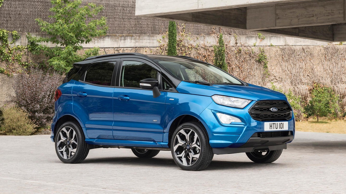 Ford EcoSport blu parcheggiata