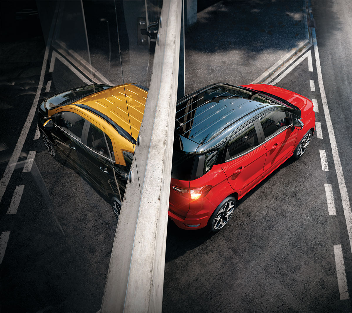 Ford EcoSport su strada, vista dall'alto